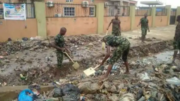 Soldiers embark on community service at Odogunyan bus stop,Lagos (Photos)